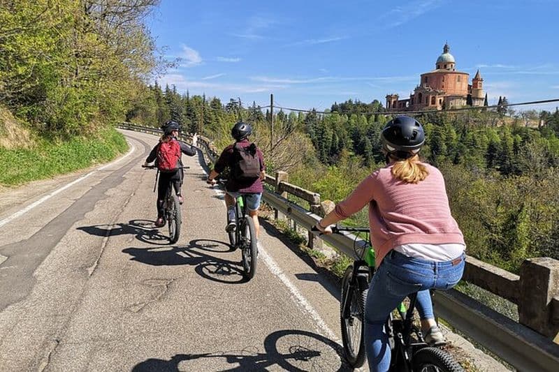 Visite guidée en vélo électrique à Bologne avec apéritif