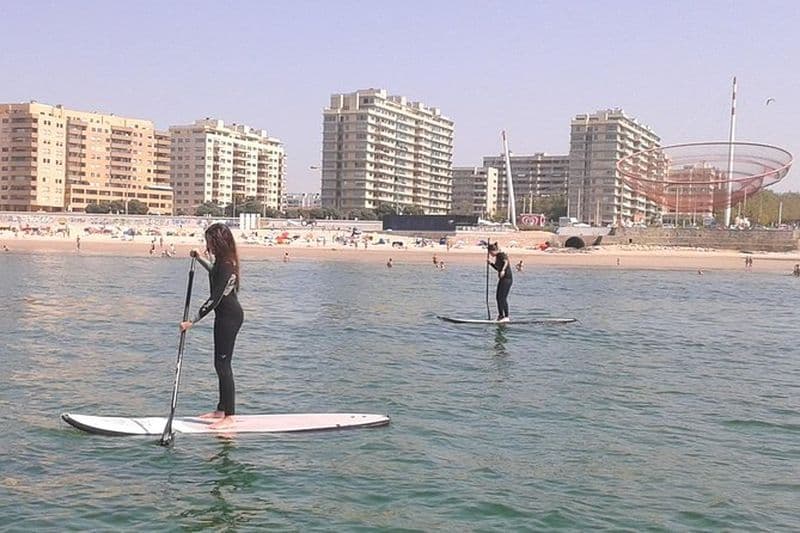 Cours privé de SUP pour deux sur la plage de Matosinhos