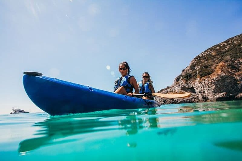 Sesimbra : visite guidée en kayak dans le parc naturel et les grottes d'Arrábida