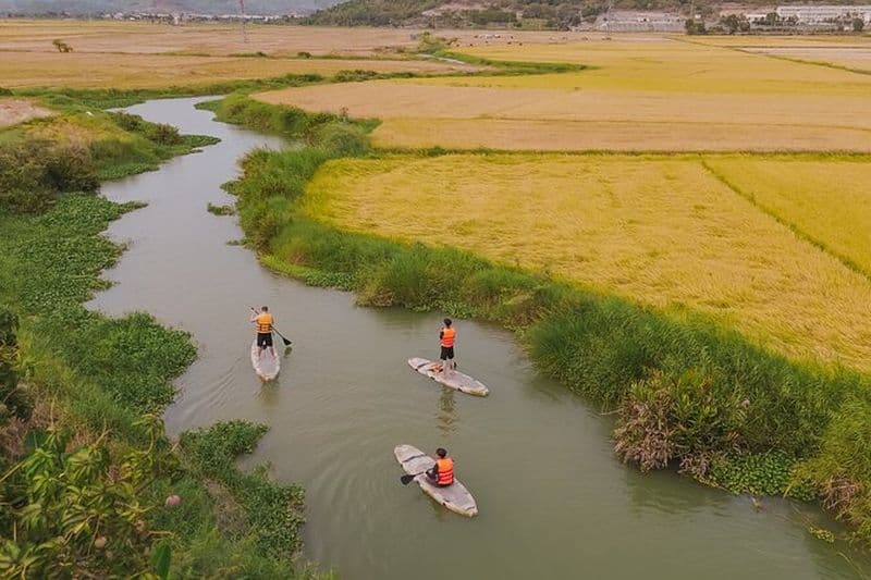 Stand Up Paddle Boarding et coucher de soleil sur la rivière Cai