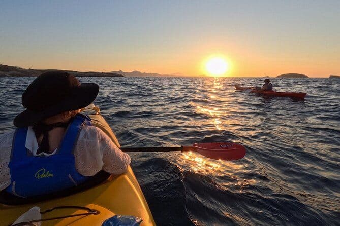 Excursion romantique en kayak au coucher du soleil à Papafragas Cave, Milos