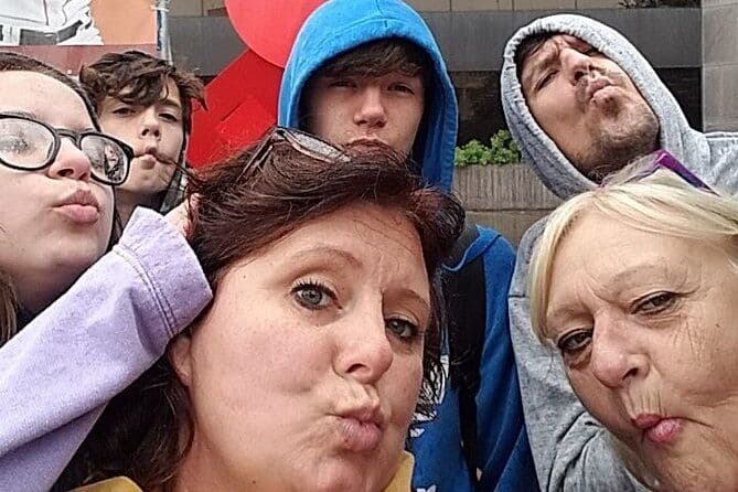 Chasse au trésor aventureuse à Detroit par des charognards zombies