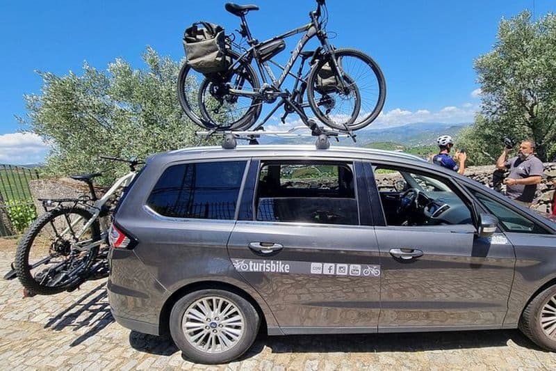 Taxi vélos transportant des vélos et des cyclistes de Santiago à Porto