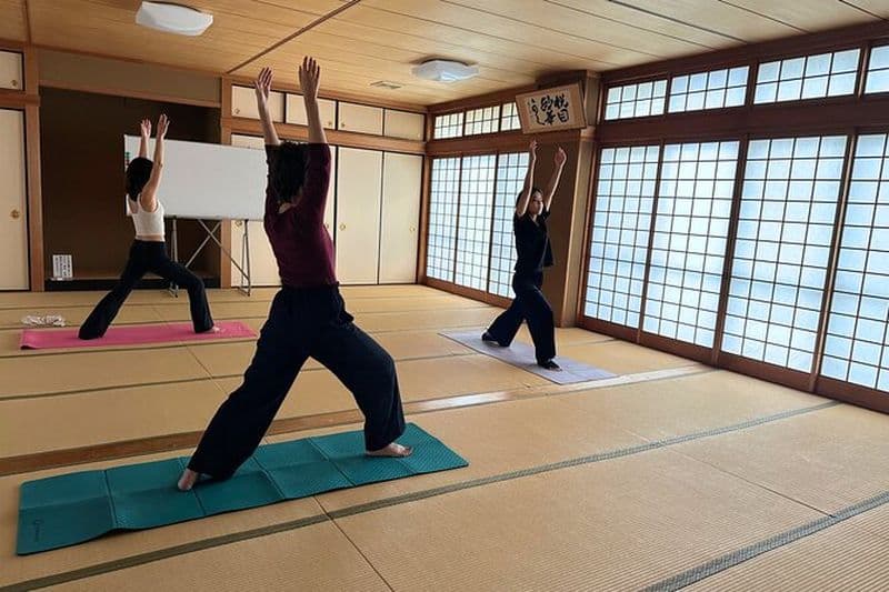 Kyoto: Temple du matin privé Yoga - Début serein de votre journée