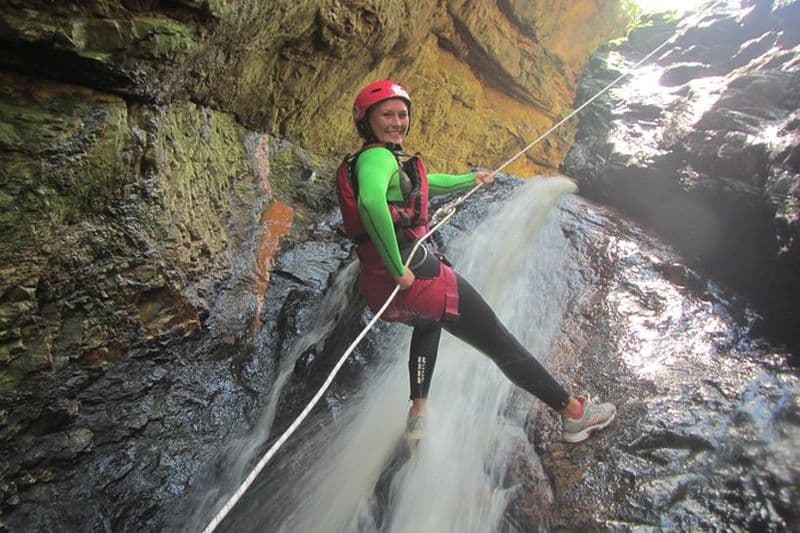 Courte excursion de canyoning dans les rochers