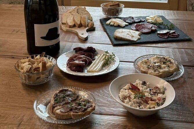 Vins, charcuteries et fromages dans la cave