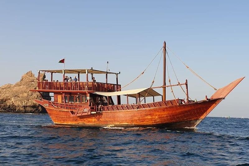 Croisière en boutre traditionnel omanais : coucher de soleil et vue sur la côte de Mascate