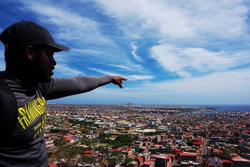 Praia: visite guidée à pied historique et déjeuner avec les habitants