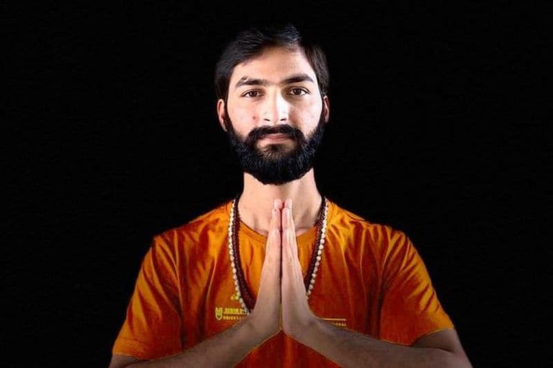 Cours de Yoga en ligne avec AYUSH - Débutants / Avancés