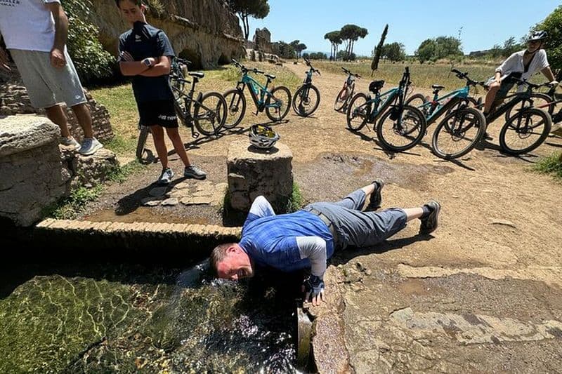Excursion à vélo d'une demi-journée sur la Via Appia avec catacombes et déjeuner