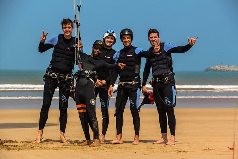 Cours de kitesurf en groupe avec un local à Essaouira Maroc