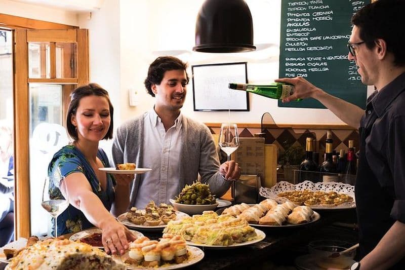 Tournée des bars à pintxos en soirée à Saint-Sébastien avec dégustation de vins