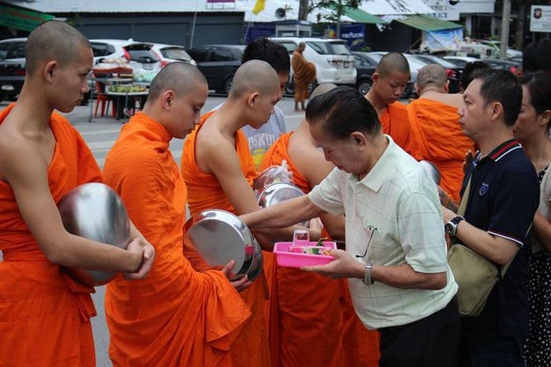 Un jour privé! Aumône du matin & Doi suthep & Wat Umong + Village Umbrella & Source chaude