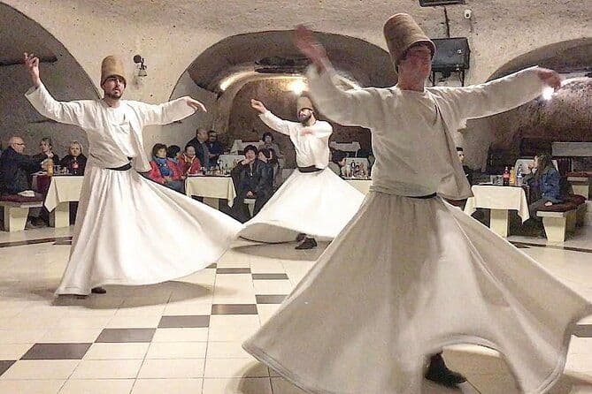 Spectacle de danse traditionnelle des derviches tourneurs en Cappadoce