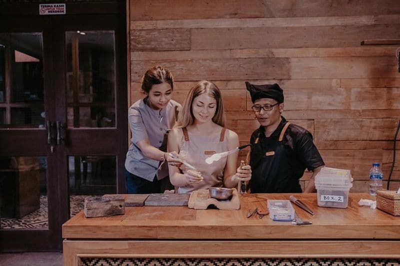 Atelier d'argent balinais et dégustation de café avec un artisan local