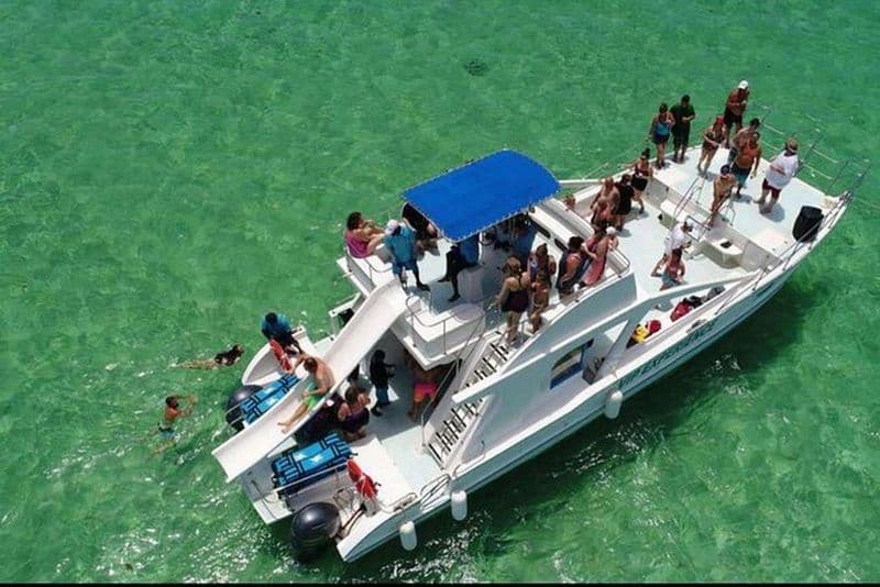 Bateau de fête hip-hop réservé aux adultes avec boissons à volonté et banc de sable