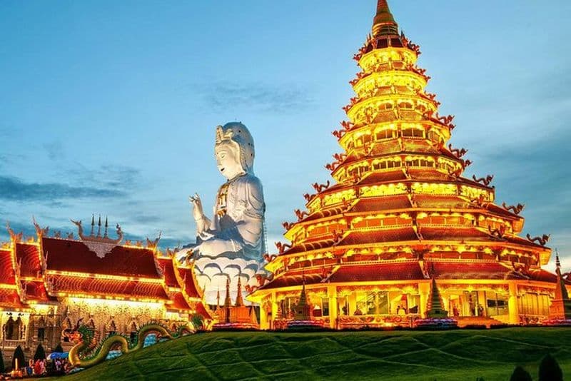 Visite à pied du marché nocturne et gastronomique de Chiang Rai avec un hôte local