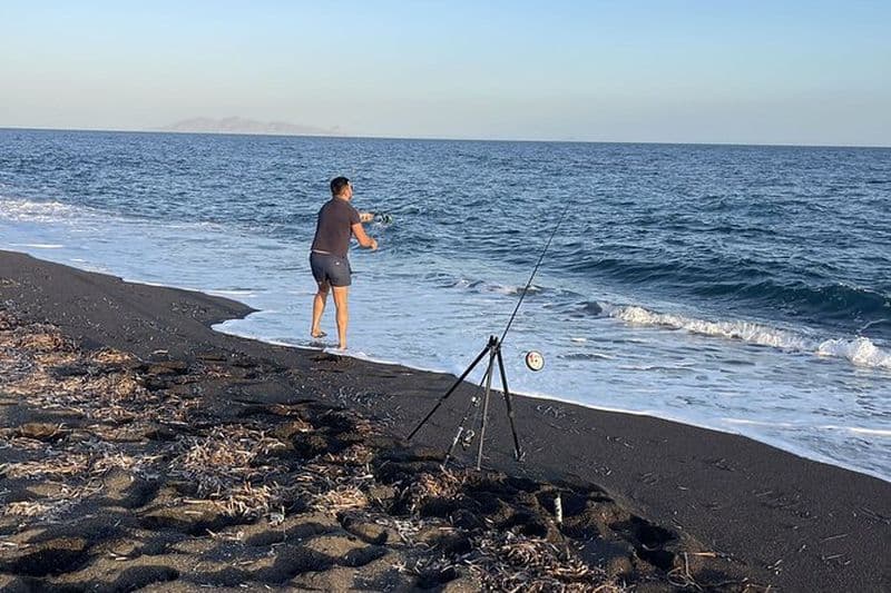 Santorin Pêche sur une plage volcanique paisible