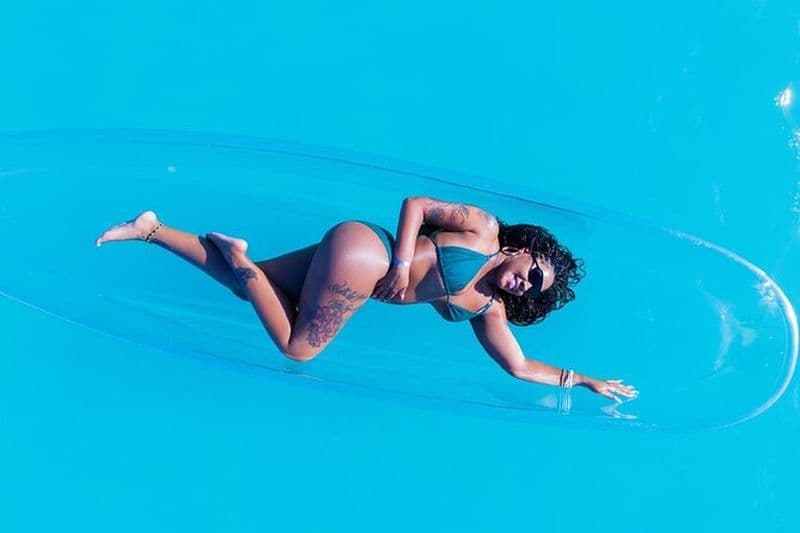 Photographie captivante de drone de kayak clair aérien de Montego Bay