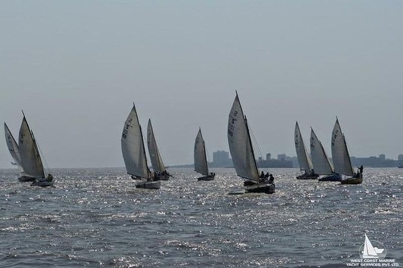 Voile privée à travers le port de Mumbai