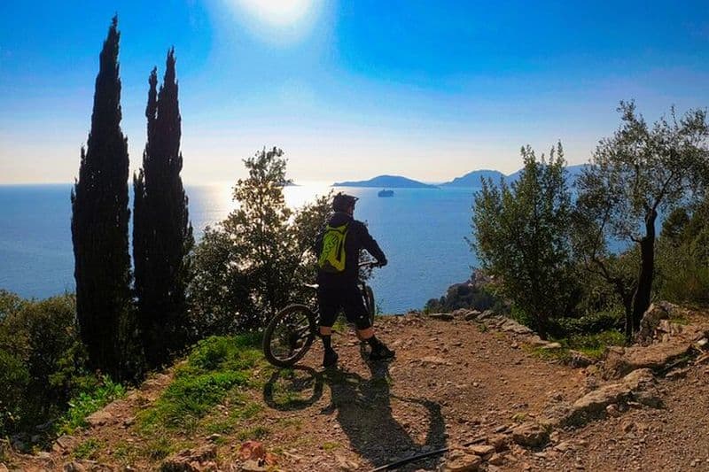 Visite guidée de 4 heures en vélo électrique des villages de Tellaro et Montemarcello