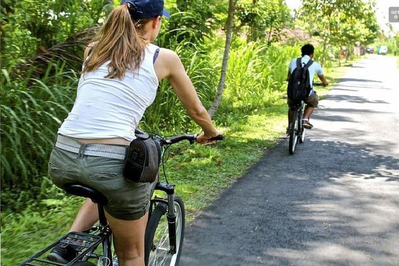 Tour privé à vélo de Lombok: temple Lingsar, rizière, village et marché