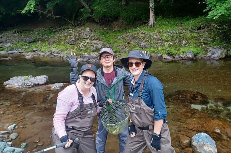 Expérience privée de pêche en ruisseau de montagne à Hokkaido