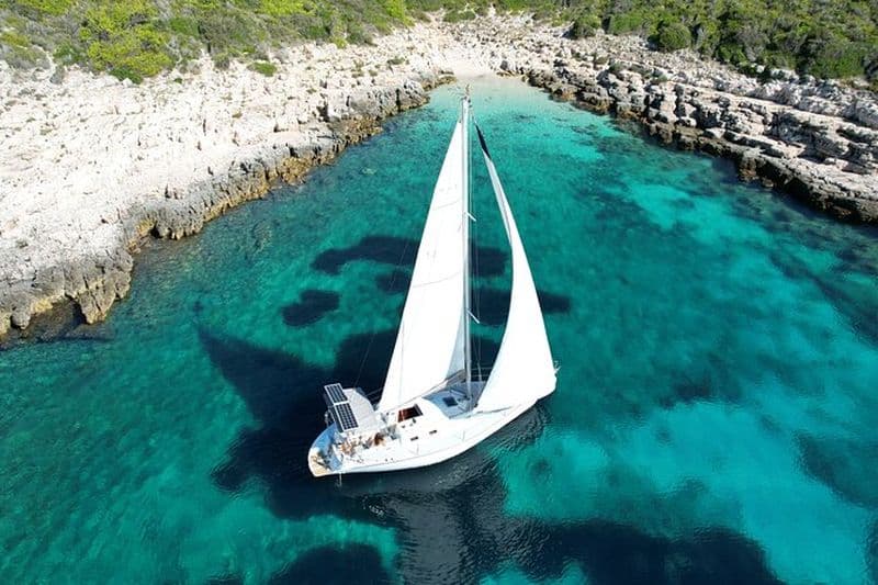 Excursion privée à la voile avec plongée en apnée dans les îles Hvar Pakleni