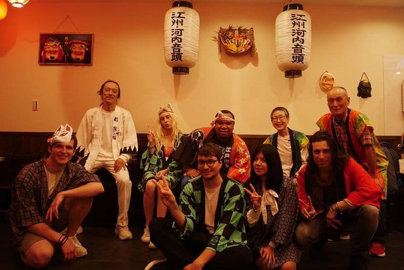 Dansons la danse folklorique japonaise Bon Odori près de Tsutenkaku