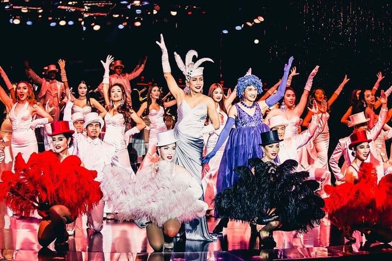 Calypso Cabaret: Lumières et performances éblouissantes