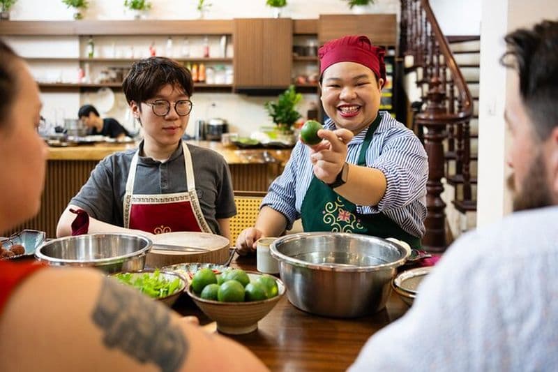 Vivez le cours de cuisine de Hanoï avec dégustation de vin gratuite