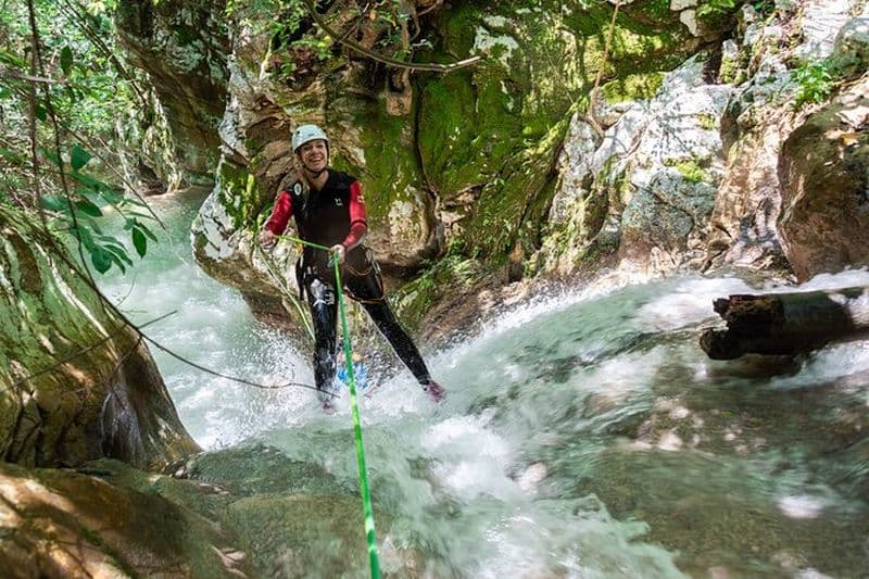 Expérience de canyoning à Neda pour les débutants