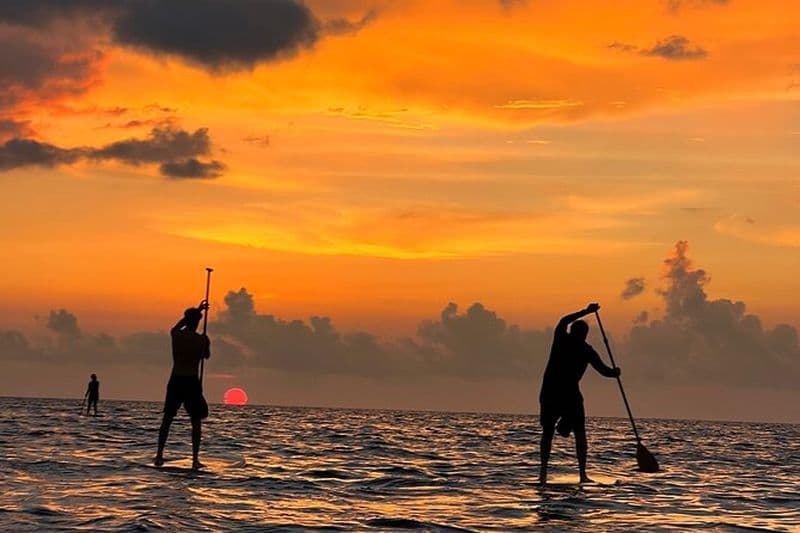 Activité Sunrise Stand Up Paddle sur une plage privilégiée.