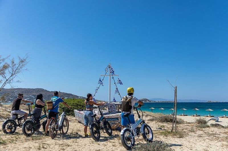 Naxos participe à une courte visite guidée en vélo électrique. Is The New Black