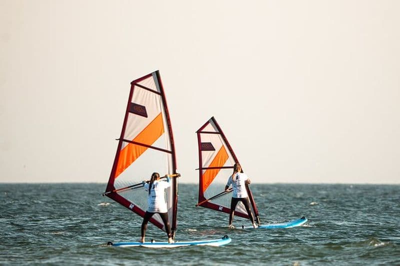 Apprenez la planche à voile à Porto!