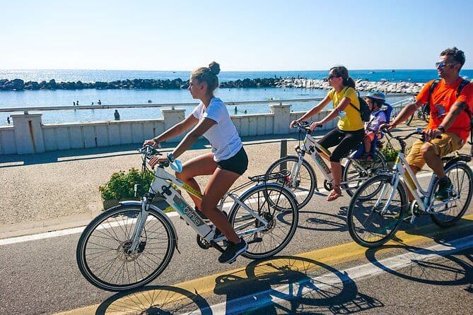 Pise: Faire du vélo à la mer en vélo électrique lors d'une visite autonome