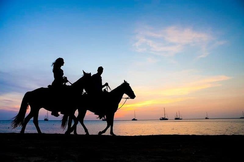 Équitation sur la plage au coucher du soleil à Phuket