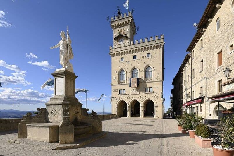 Visite guidée privée avec apéritif au bar à vins de Saint-Marin