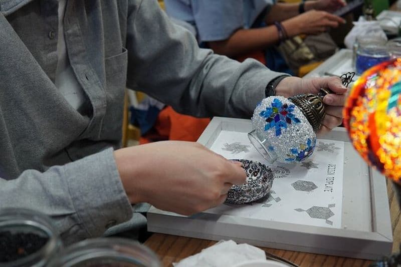 Atelier traditionnel turc de fabrication de lampes en mosaïque à Antalya