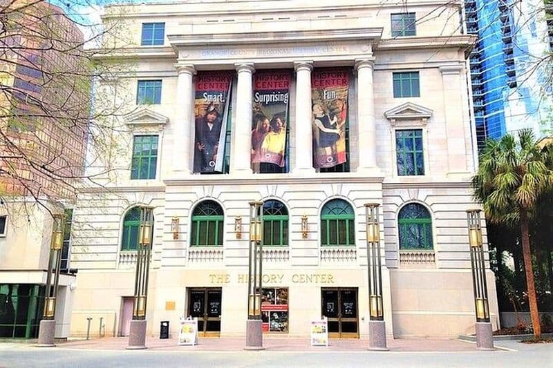 Chasse au trésor autoguidée : scène artistique et paysage du lac Eola