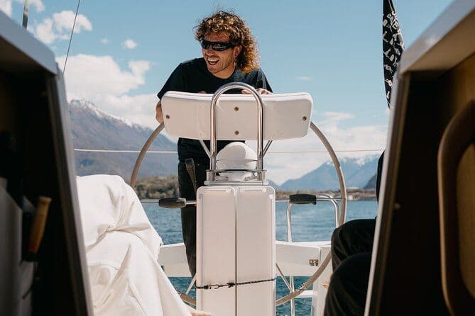 Excursion de groupe en bateau à voile sur le lac de Côme - Aperitivo & Prosecco inclus