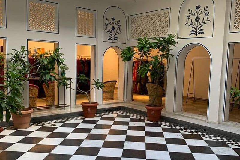 Cours de yoga par un expert dans une cour magnifique au cœur de la ville