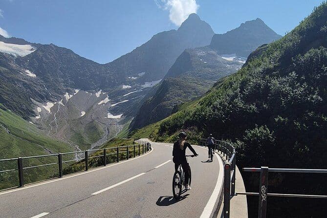 Descente du col des Alpes : aventure à vélo en descente dans les Alpes suisses