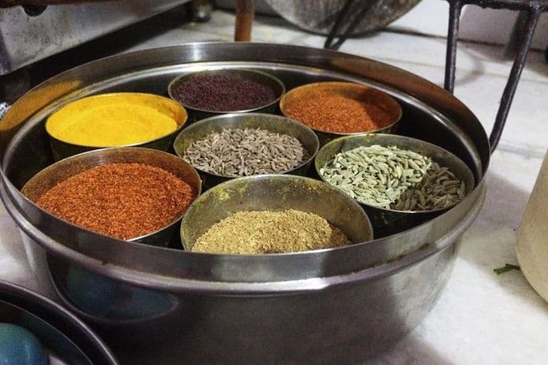 Cours de cuisine privée Rajasthani végétarien et repas avec les habitants de Jaipur