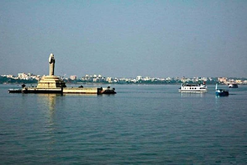 Excursion privée d'une demi-journée: Dîner croisière, balade shopping dans la vieille ville et spectacle laser