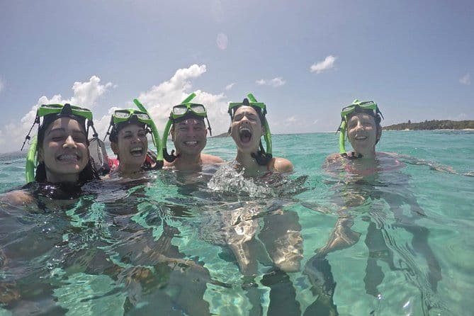 Forfait journée à la plage d'Icacos avec transport en bateau-taxi depuis Fajardo