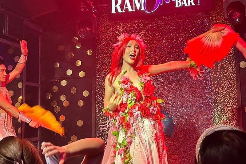 Chiang Mai : Ladyboy Cabaret – Histoires, dîner et éclat