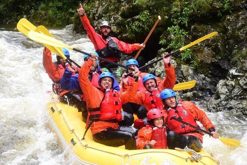 Rafting en eau vive Des rapides exaltants à travers une nature sauvage accidentée