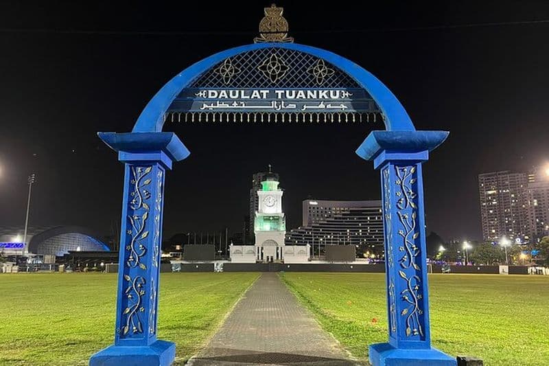 De Singapour : visite nocturne express privée de la Malaisie + massage