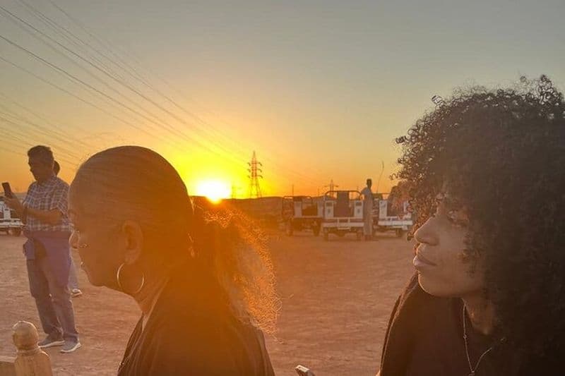 Temples magiques d'évasion d'Assouan ,culture et voile au coucher du soleil